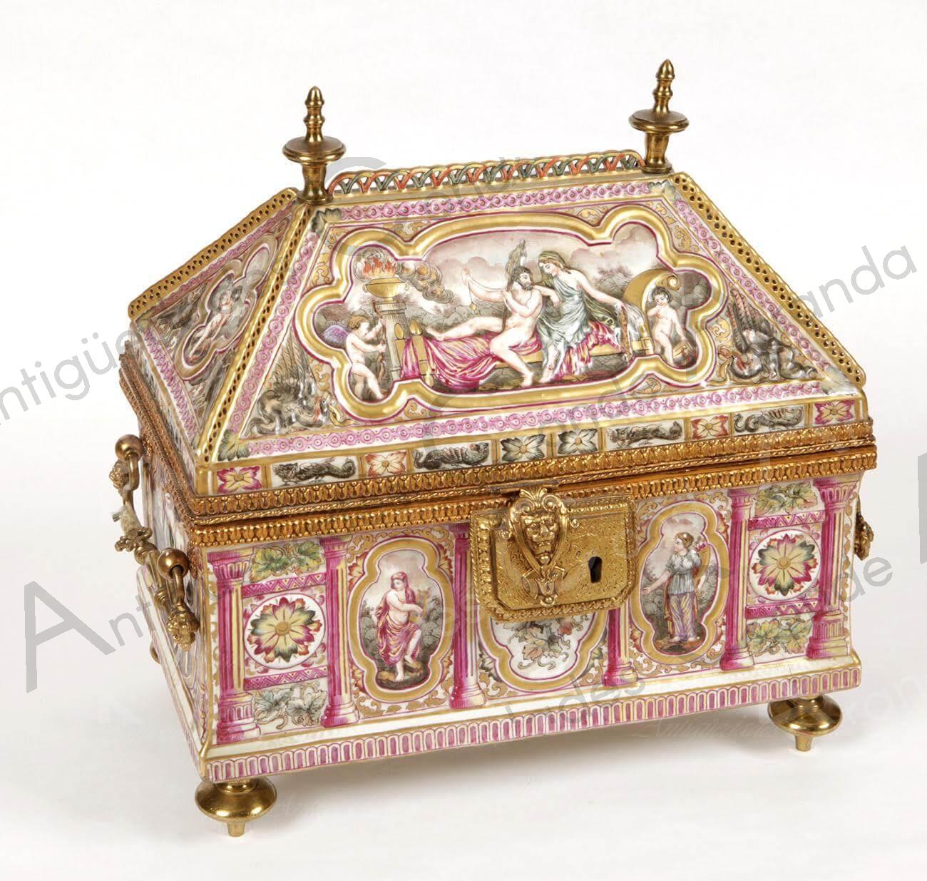 CAJA REAL FÁBRICA DE PORCELANA DE CAPODIMONTE - SIGLO XIX
