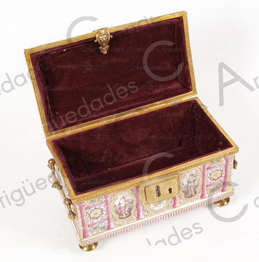 CAJA REAL FÁBRICA DE PORCELANA DE CAPODIMONTE - SIGLO XIX