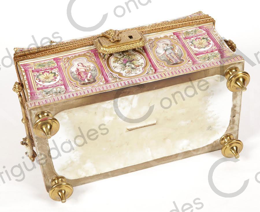 CAJA REAL FÁBRICA DE PORCELANA DE CAPODIMONTE - SIGLO XIX