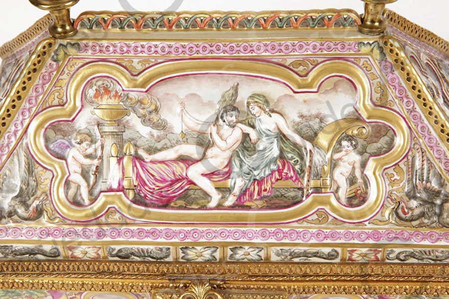CAJA REAL FÁBRICA DE PORCELANA DE CAPODIMONTE - SIGLO XIX