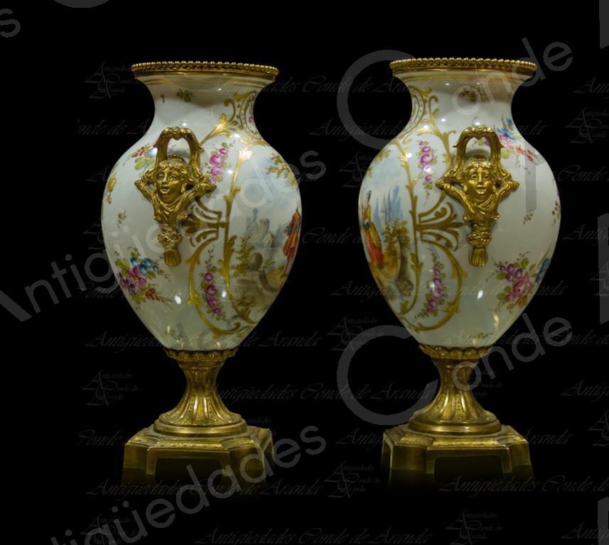 PAREJA JARRONES SEVRES - SIGLO XVIII